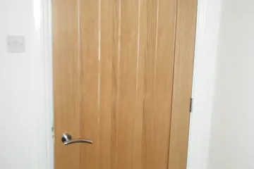 Door-Hanging-Howdens-Saundersfoot-01