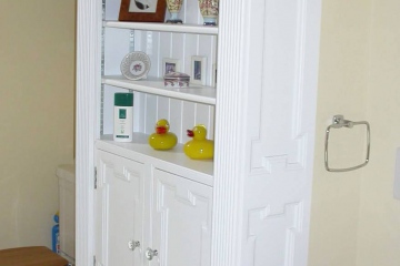 004-bathroom-fitted-cupboard-with-shelving_guetzli