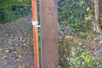 01-handmade-bent-heel-and-pedestrian-gate-in-sapele-wood