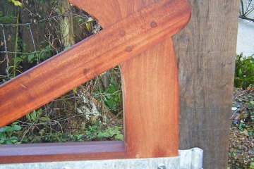 03-handmade-bent-heel-and-pedestrian-gate-in-sapele-wood