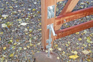04-handmade-bent-heel-and-pedestrian-gate-in-sapele-wood