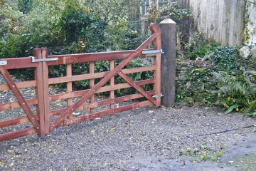 06-handmade-bent-heel-and-pedestrian-gate-in-sapele-wood