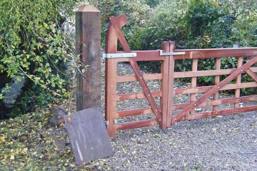 07-handmade-bent-heel-and-pedestrian-gate-in-sapele-wood