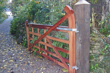 12-handmade-bent-heel-and-pedestrian-gate-in-sapele-wood