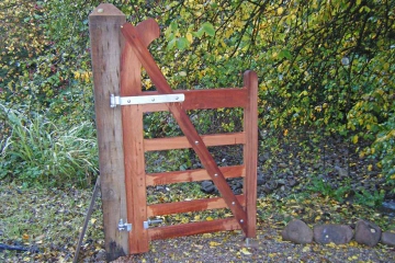 13-handmade-bent-heel-and-pedestrian-gate-in-sapele-wood