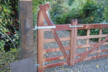 17-handmade-bent-heel-and-pedestrian-gate-in-sapele-wood