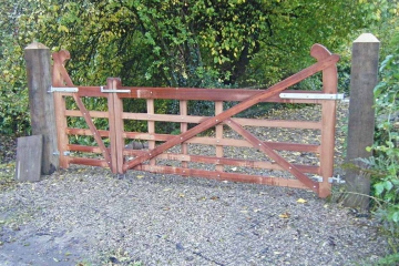 19-handmade-bent-heel-and-pedestrian-gate-in-sapele-wood