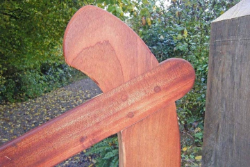 20-handmade-bent-heel-and-pedestrian-gate-in-sapele-wood