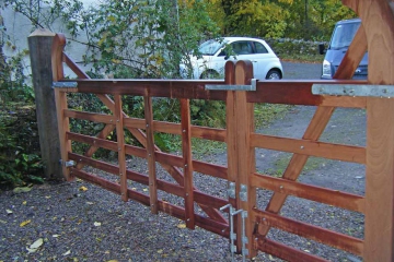 24-handmade-bent-heel-and-pedestrian-gate-in-sapele-wood