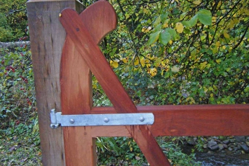 28-handmade-bent-heel-and-pedestrian-gate-in-sapele-wood