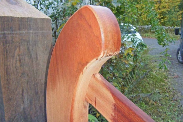 30-handmade-bent-heel-and-pedestrian-gate-in-sapele-wood