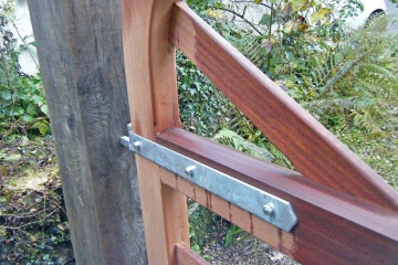 31-handmade-bent-heel-and-pedestrian-gate-in-sapele-wood