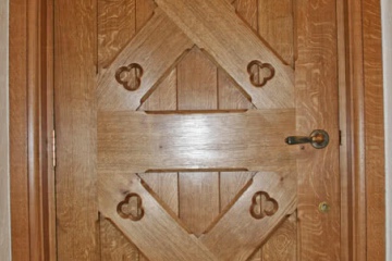 001-rear-shoot-of-exterior-oak-door-showing-cross-bracing-decorative-quatrefoil-design