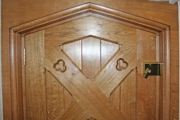 003-top-shot-of-exterior-of-oak-door-head-angled-to-fit-in-with-mouldings