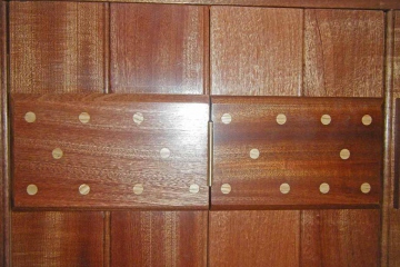02-made-to-measure-trifold-bedroom-shutters-sapele-wood