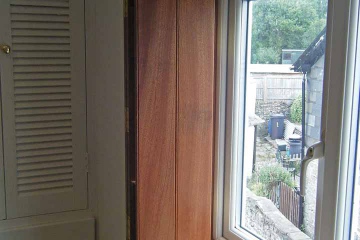 08-made-to-measure-trifold-bedroom-shutters-sapele-wood
