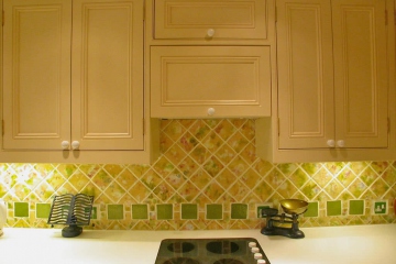 003-fitted-kitchen-in-london-wimbledon-top-cupboards-with-downlighters-complete-with-hob-and-worktops