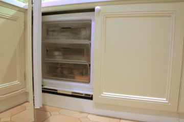 009-fitted-kitchen-in-london-wimbledon-consealed-fridge-freezer-freezer-door-open