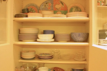 015-fitted-kitchen-in-london-wimbledon-full-height-cabinet-doors-open-showing-tableware-and-crockery-on-shelving
