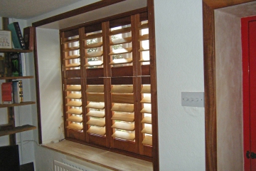 louvered-window-shutters-llangattock-012