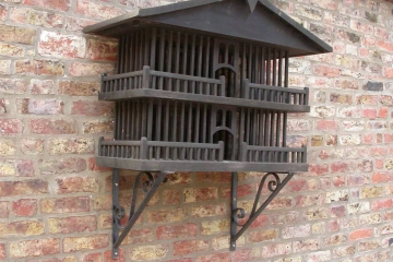 001-wall-mounted-bird-feeder