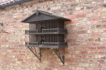 002-wall-mounted-bird-feeder