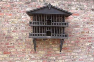 003-wall-mounted-bird-feeder